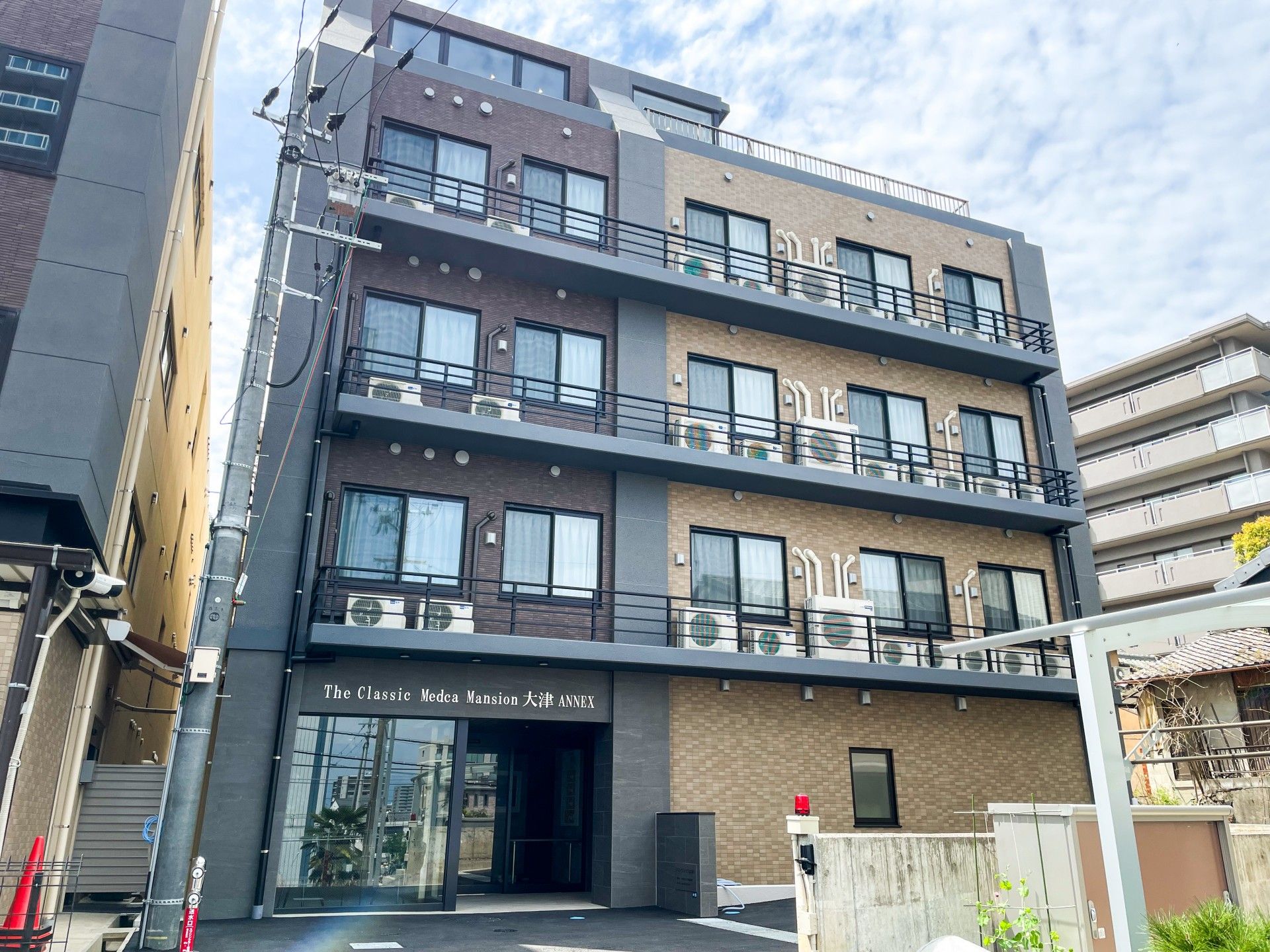 落ち着いた外観の建物