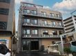 落ち着いた外観の建物