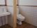 清潔なトイレと洗面台