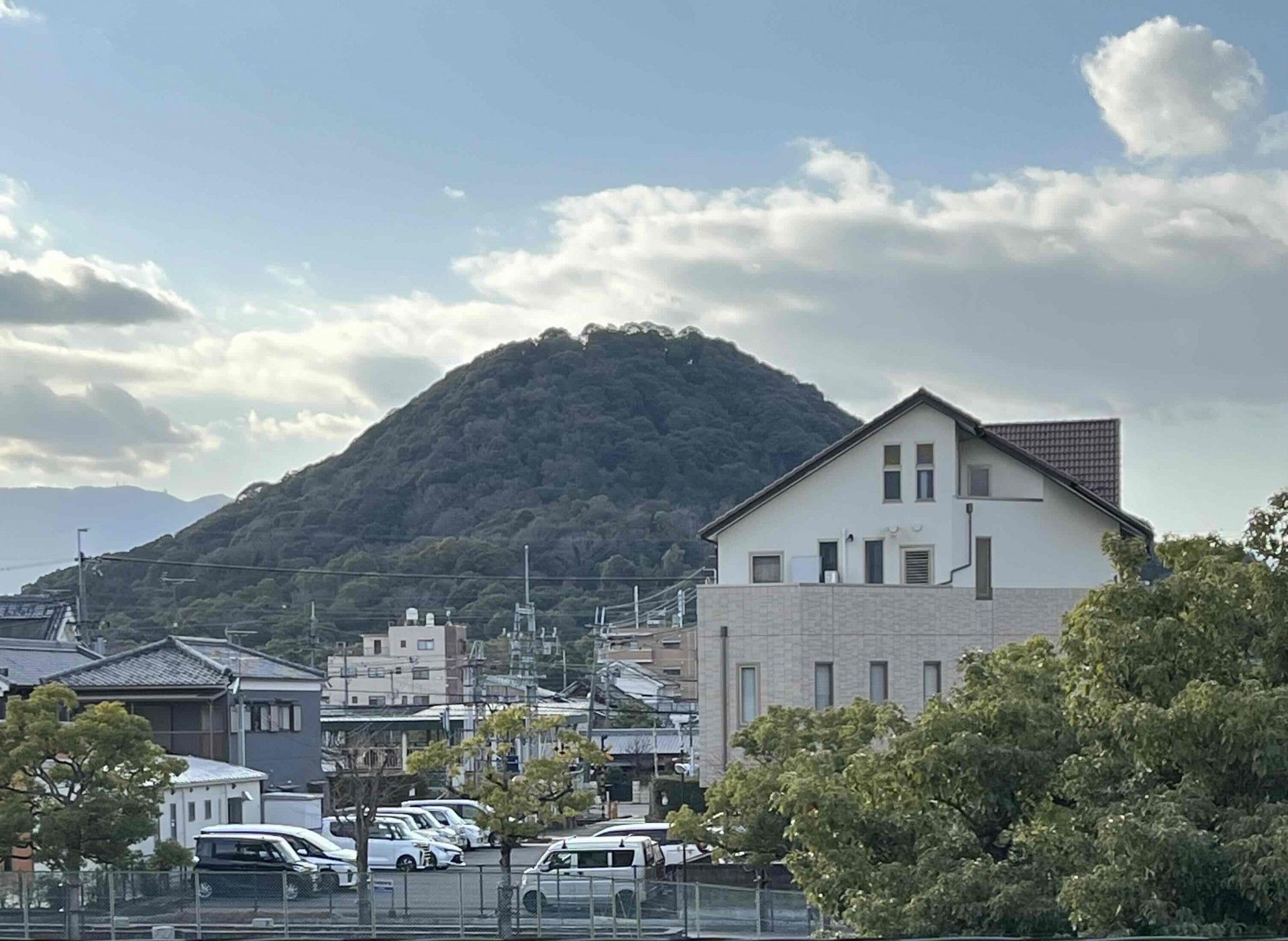山を望む建物の外観