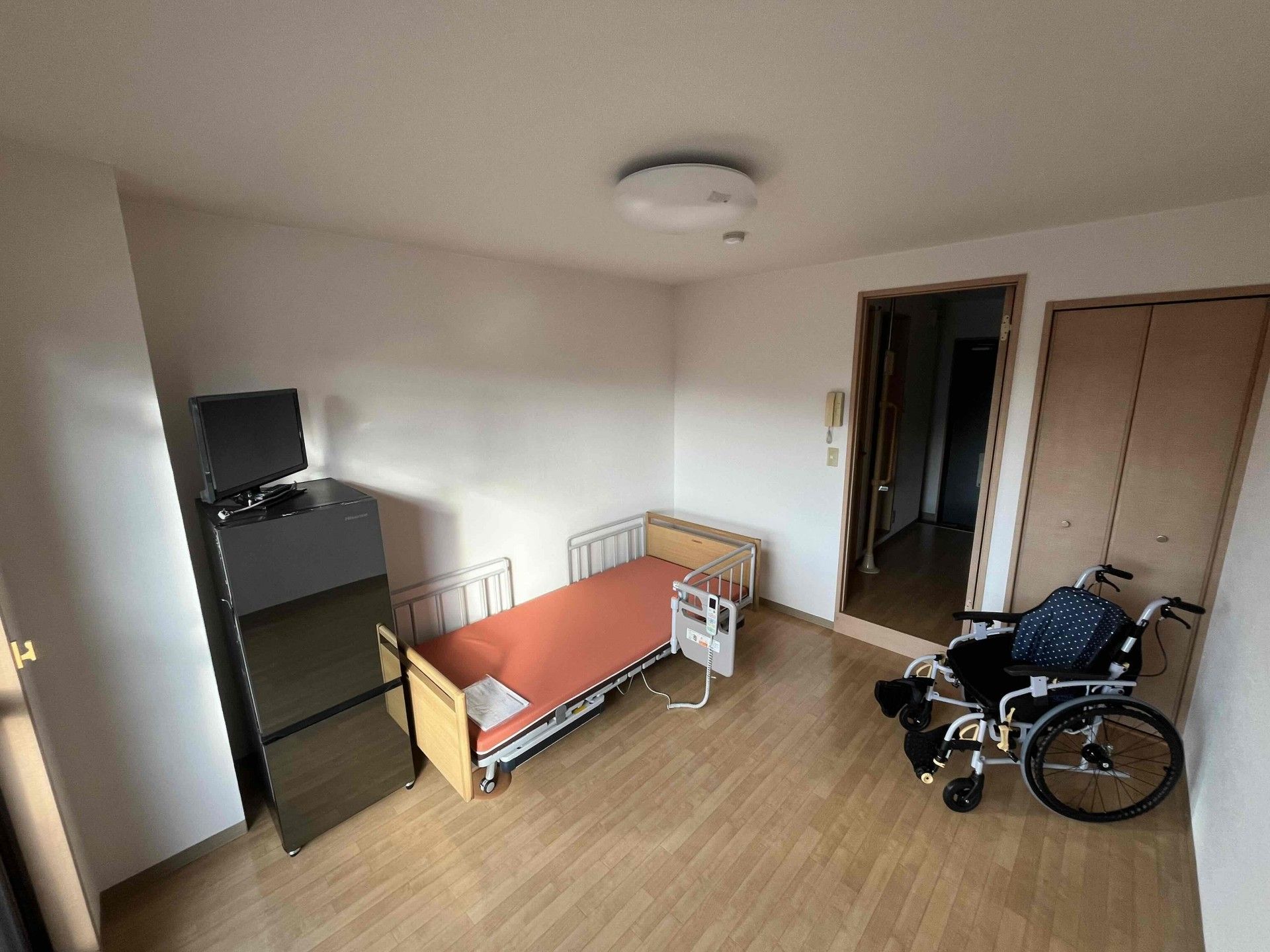 車椅子とベッドのある部屋
