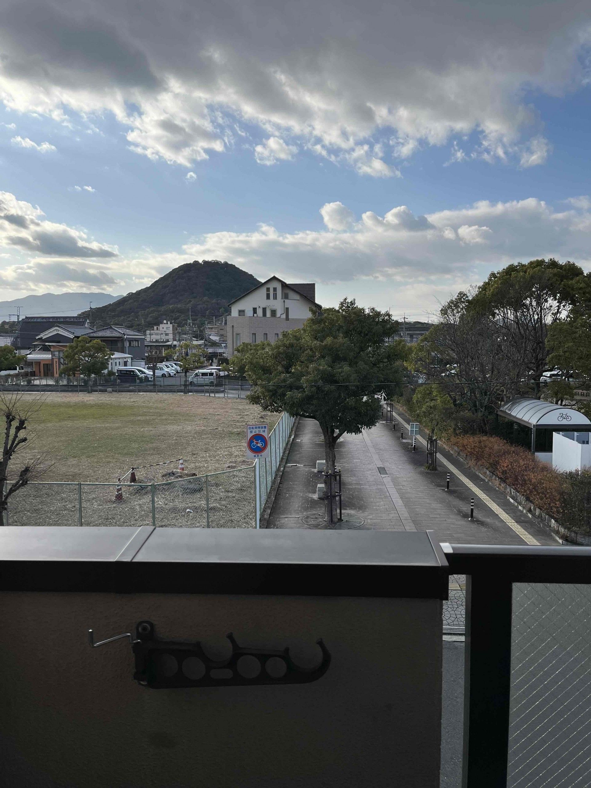遠くの山と広場