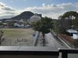 遠くの山と広場