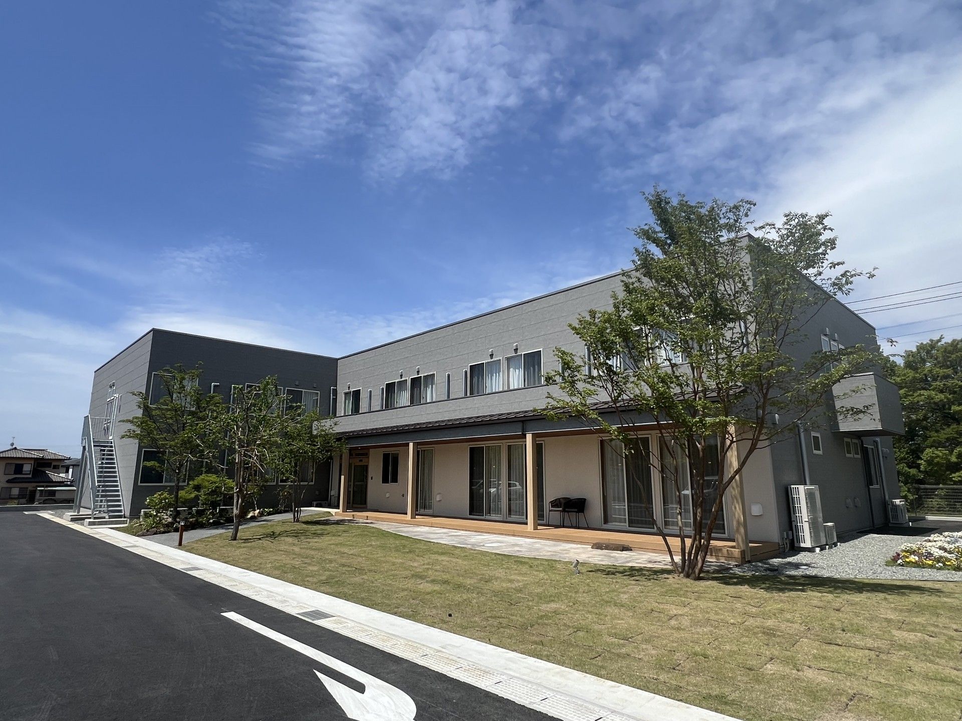 緑豊かな建物外観