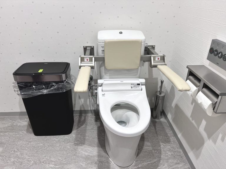 手すり付きのトイレ