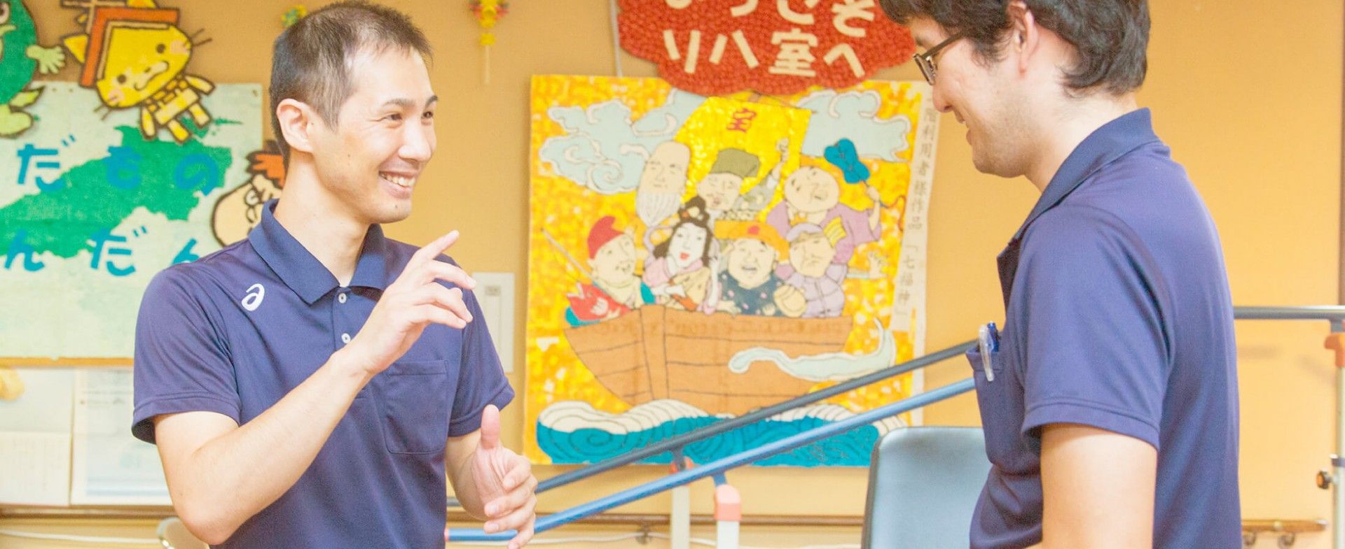 笑顔で会話するスタッフ