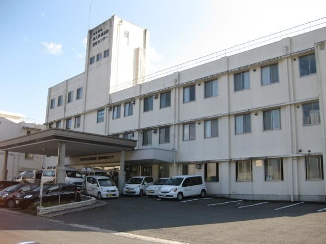 広々とした駐車場の建物
