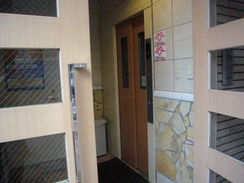 入居者様は施設内の移動にエレベーターを利用することができる。階段での移動より体の負担が少なく、安全で快適に移動できる。