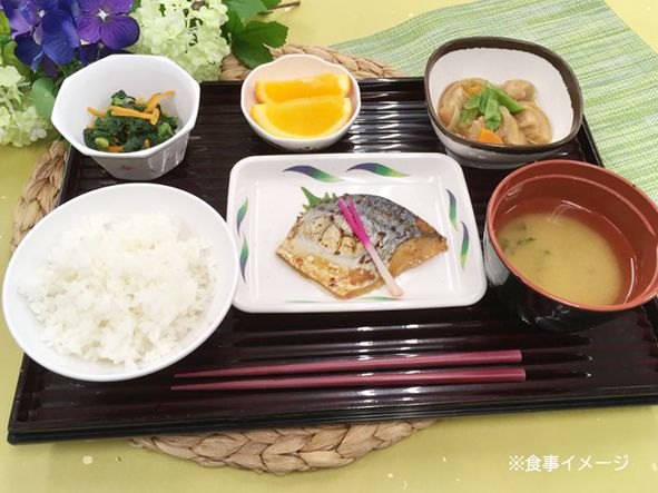 黒盆に乗った和食の料理たち。小鉢が多い