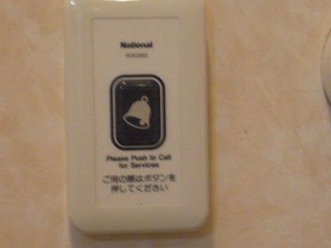 居室のナースコールでいつでもスタッフを呼び出せる。万が一急に体調が悪くなった時もすぐにスタッフが駆けつけるため安心である。