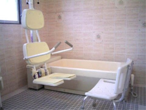 高い位置に窓があり、明るい浴室である。リフト付きの機械浴槽が設置されているため、さまざまな介護度の方が利用できる。