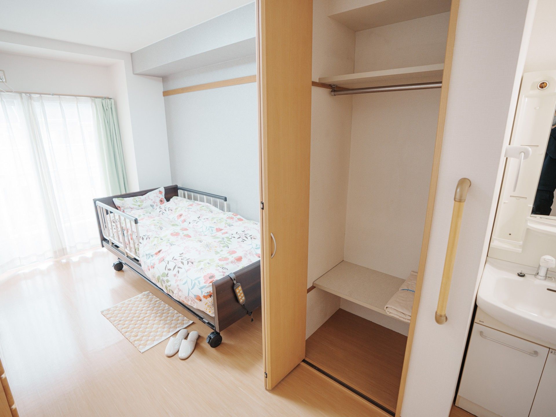 明るい個室の寝室