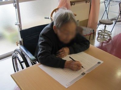 机で書き物をする様子