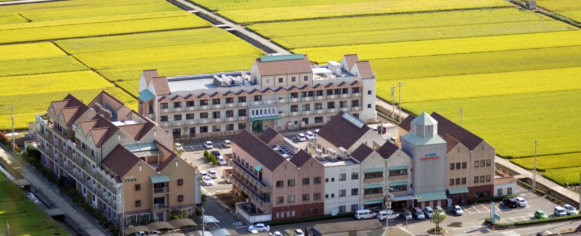 広々とした施設全景