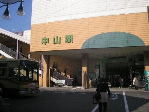 施設へは、鉄道の駅からバスで15分程の場所にあるので、電車を利用して気軽に来館していただくことができ、便利である。
