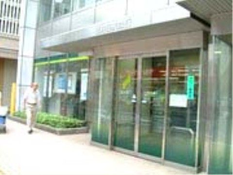 最寄り駅の駅前に、多くの金融機関がある。ATMもあり、出金、入金の他各種手続きを済ませることができるので便利である。