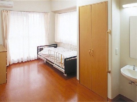 正面にガラス戸、横側に窓があり自然光が降り注ぐ明るい空間である。横側に収納庫を備え、洗面台を設置している。