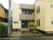 静かな住宅街に囲まれた施設である。車椅子をご利用の方も楽に移動が行えるようにスロープを設け、建物の周りには、花壇や植栽を取り入れている。