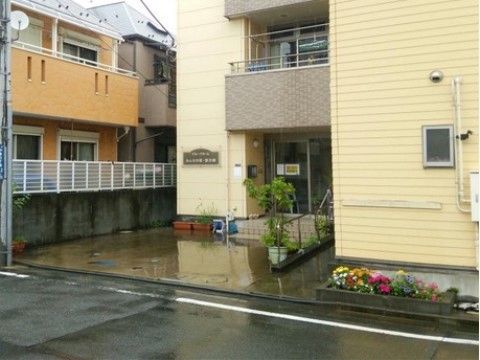 黄色の外観が印象的な施設である。お部屋の外にベランダを設け、洗濯物を干すこともできる。日当たりが良いので気持ちよく乾く。