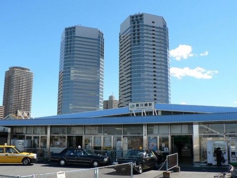 最寄の駅の周辺は、高層ビルが立ち並ぶ都会的なイメージである。交通アクセスも良く、利便性に富む環境である。