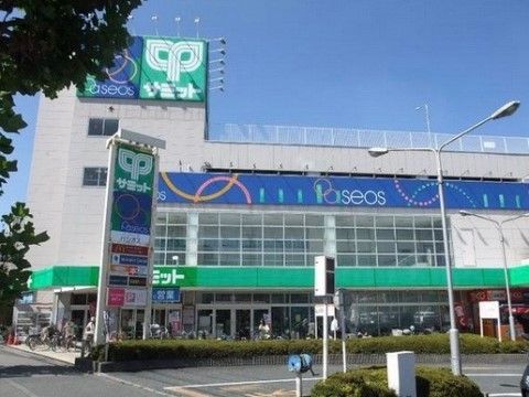 施設の近くにはスーパーマーケットがある。食料品から日用品まで、１度に買い揃えることができ便利にショッピングが行える。