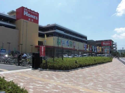 近くには、大規模なホームセンターがある。品揃えも豊富で、生活必需品などを買い揃えることができ便利である。