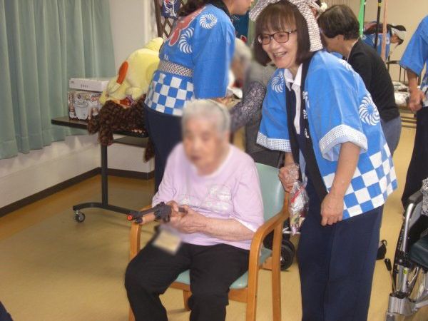 笑顔の交流が見られる場面