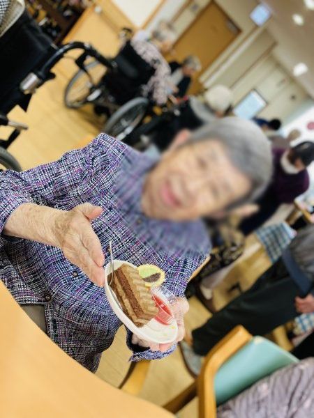 笑顔でケーキを持つ女性