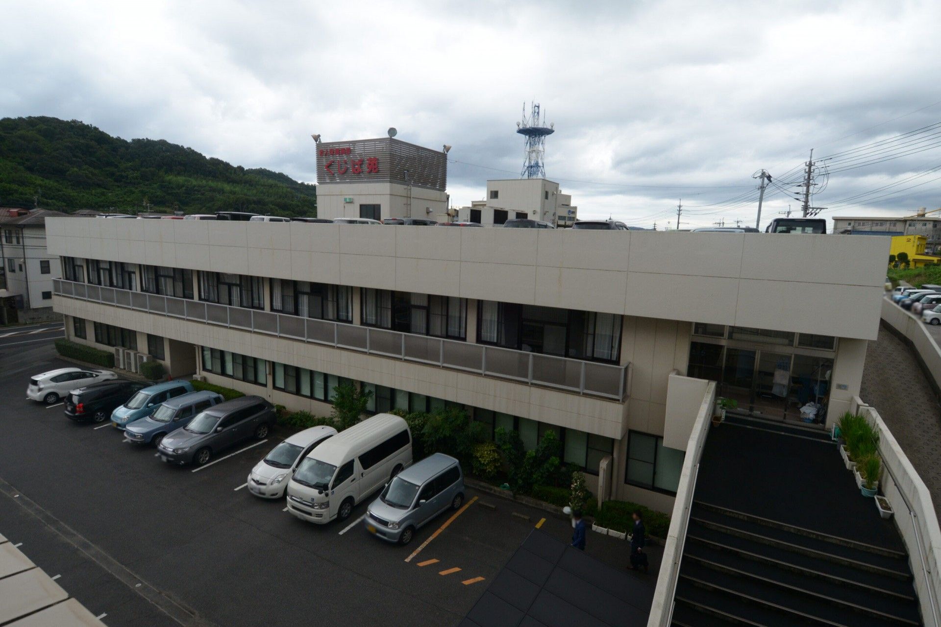 建物外観と駐車場