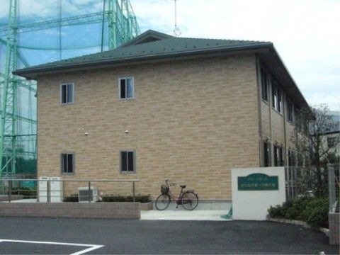 2階建てで、集合住宅のようにモダンな雰囲気の施設外観