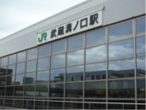 施設の最寄りの駅は、規模が大きく交通アクセスも良好で、幅広い交通手段で来訪いただける便利な立地である。