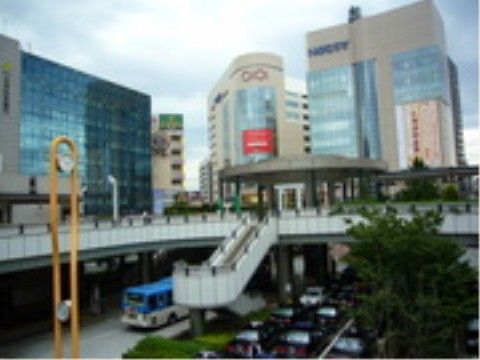 最寄の駅の周辺は、高層ビルが立ち並び、ショッピングやグルメも豊富にある都会的なイメージである。人通りが多く賑やかである。