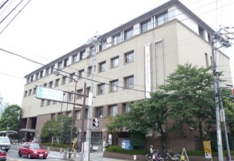 周辺エリアには、大通りに面した大きな規模の区役所がある。各申請の手続きや必要な証明書も入手でき便利である。