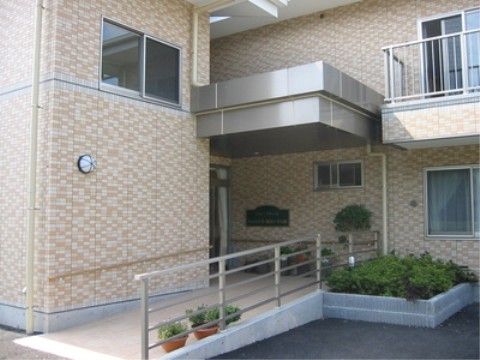 ２階建ての施設の玄関にはスロープや手すりがあるので、足の不自由な入居者様にも優しい造りになっている。