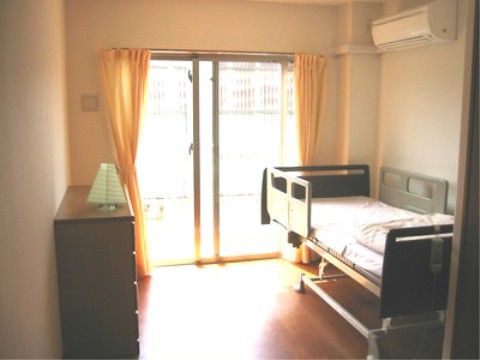 転落防止柵を左右に設置し、安心して寝起きのできる介護用ベッド