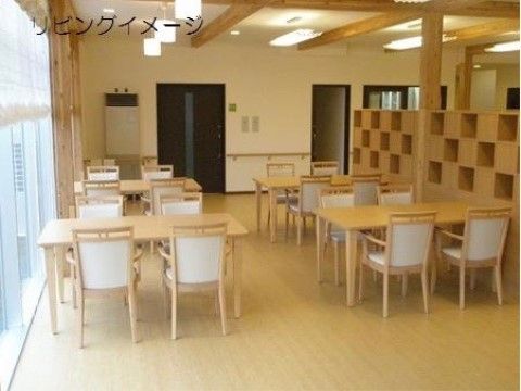 リビングには木の家具が多く、温かみがある。幅が広くなっているので車椅子をご利用の方でも快適に移動できる。
