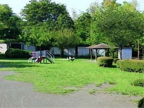 近隣には緑が豊かな公園がある。気分転換したい時やのんびり外で過ごしたい時、散歩したい時に便利である。