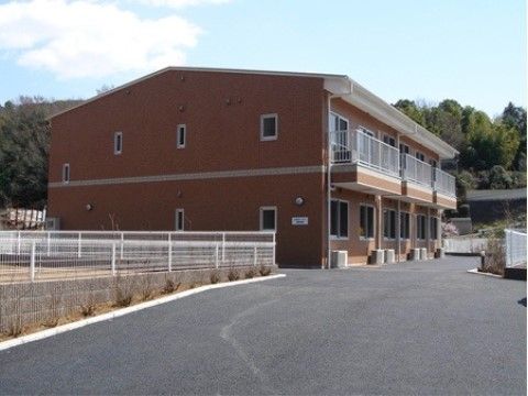 広い敷地の当施設は隣接する建物もなく、背後には自然林も残っており、自然を感じながら毎日をお過ごしいただける。