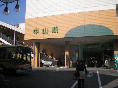 当施設には最寄の鉄道駅からバスにてお越しいただける。ご訪問の際には交通の便もとても便利な立地である。