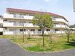 緑に囲まれた建物外観