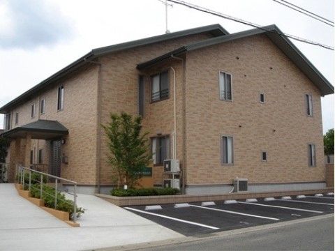 三角屋根の２階建ての施設である。建物の前方に駐車スペースを設け、車を停めやすいように白線を引いている。