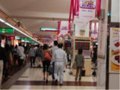 周辺エリアには地下街があり、欲しいものも入手しやすい多彩なお店が並んでいる。お買い物も幅広くお楽しみいただける。