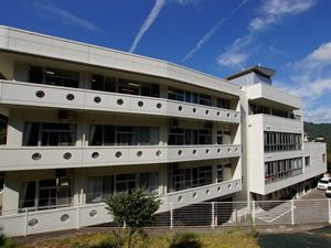 広々とした施設の外観