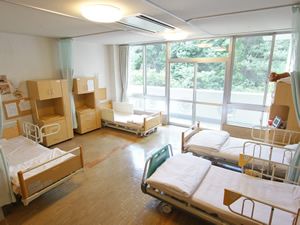 明るい居室の一角