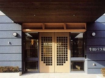 木製の格子戸の入口