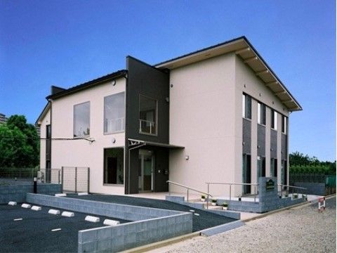 アットホームな雰囲気がある外観。施設の周りは緑が豊かで、季節を感じながら入居者様は楽しく過ごすことができる。