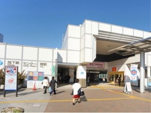 施設の周りは栄えていて活気に満ちている。駅も徒歩圏内にあるので外出する際も便利で、施設に来訪しやすい。