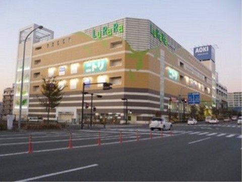 施設の近くには大きめのショッピングモールがあり、日用品や食品など、一つの場所で必要なものをほとんど揃えられる。