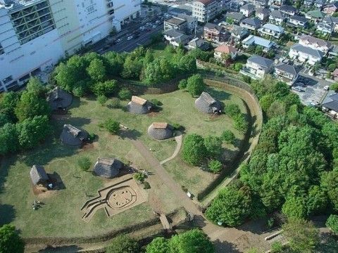大きい遺跡があり、貴重な公園も施設の近くにはある。散歩する際や、緑を楽しみたい時に最適な場所である。