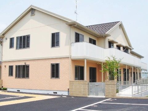 あたたかみのあるツートンカラーの外観で、リラックスできる雰囲気の施設